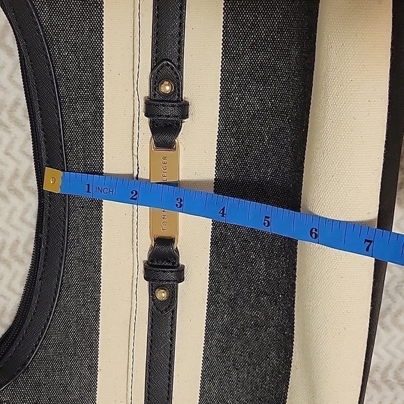 Tommy HILFIGER Canvas Shoulder Bag - Picture 7 of 8